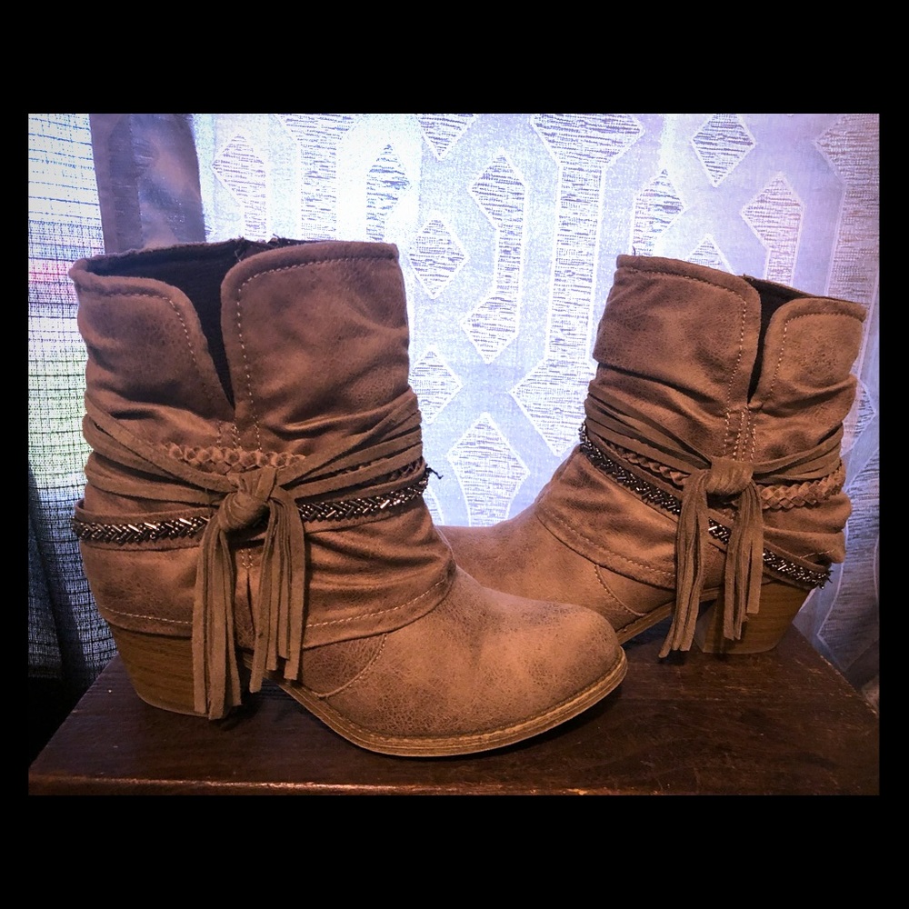 Country style booties